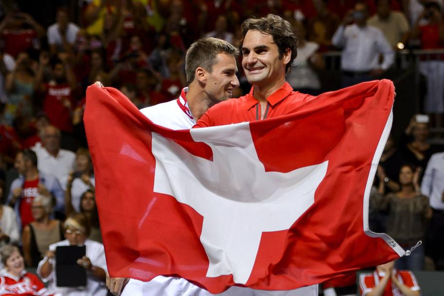  La Svizzera conquista la finale della Coppa Davis di tennis. Il punto decisivo del 3-1 contro l&#39;Italia lo mette a segno Roger Federer che batte Fabio Fognini 6-2, 6-3, 7-6 (7-4). In finale gli elvetici, dove mancano dal 1992, trovano la Francia che ha battuto 4-1 la Repubblica Ceca